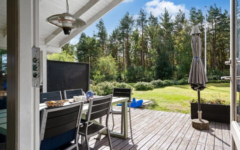 Fritzy - 1.5Km from the Sea: Træ, Møbel, Stol, Hjem, Udendørs Møbler, Dør, Veranda, Dæk, Skygge, Sommerhus