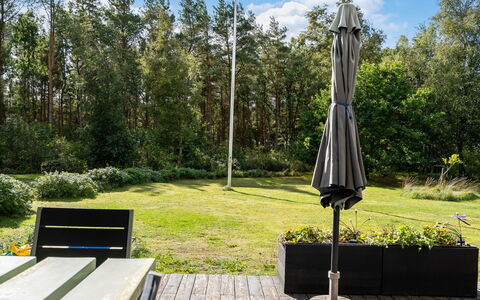 Fritzy - 1.5Km from the Sea: Udendørs Møbler, Have, Skygge, Lawn, Landscaping, Backyard, Gård, Udendørs Bord, Paraply, Hårdttræ