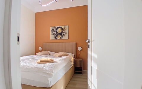 Buky Escape: Møbel, Seng, Indretning, Soveværelse, Væg, Etage, Træ, Gulvbelægning, Sengetøj, Sengetøj