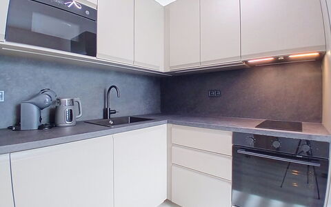 Buky Escape: Køkken, Countertop, Cabinetry, Køkken Apparat, Træ, Indretning, Gulvbelægning, Større Bandage, Sanitærarmatur, Husholdningsapparat
