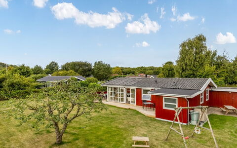Laurine - 500M from the Sea: Møbel, Indretning, Gulvbelægning, Etage, Loft, Værelse, Stol, Bord, Lejlighed, Køkken & Spisebord
