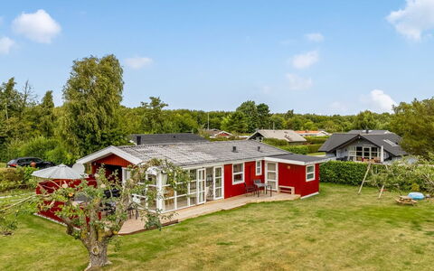 Laurine - 500M from the Sea: Møbel, Indretning, Gulvbelægning, Etage, Loft, Værelse, Stol, Bord, Lejlighed, Køkken & Spisebord