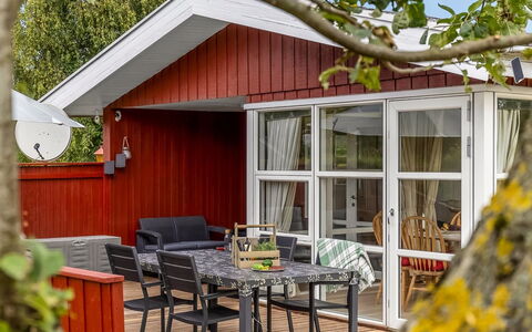 Laurine - 500M from the Sea: Møbel, Indretning, Gulvbelægning, Etage, Loft, Værelse, Stol, Bord, Lejlighed, Køkken & Spisebord
