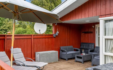 Laurine - 500M from the Sea: Møbel, Indretning, Gulvbelægning, Etage, Loft, Værelse, Stol, Bord, Lejlighed, Køkken & Spisebord