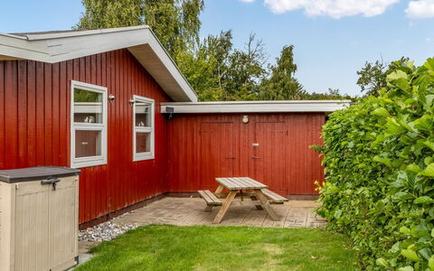 Laurine - 500M from the Sea: Møbel, Indretning, Gulvbelægning, Etage, Loft, Værelse, Stol, Bord, Lejlighed, Køkken & Spisebord