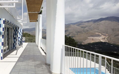 Capri: Møbel, Indretning, Gulvbelægning, Etage, Loft, Værelse, Stol, Bord, Lejlighed, Køkken & Spisebord