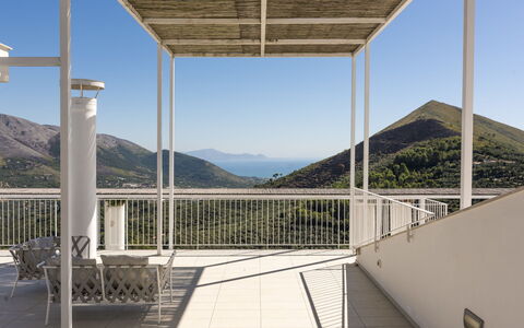 Capri: Veranda, Skygge, Stol, Udendørs Struktur, Altan, Eco Hotel, Udendørs Møbler, Dæk, Pergola, Dagslys