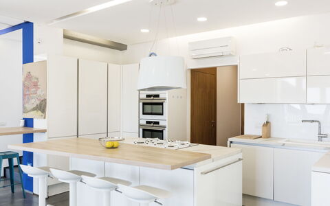 Capri: Møbel, Indretning, Gulvbelægning, Køkken, Etage, Træ, Countertop, Loft, Lysarmatur, Cabinetry