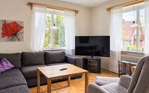 Eketångalyckan: Møbel, Indretning, Gulvbelægning, Etage, Loft, Værelse, Stol, Bord, Lejlighed, Køkken & Spisebord