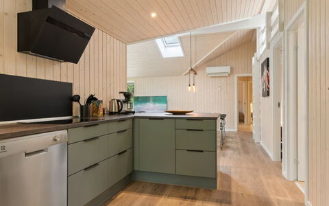 Zelma - 1.5Km from the Sea: Gulvbelægning, Countertop, Indretning, Køkken, Møbel, Træ, Cabinetry, Etage, Loft, Trægulve