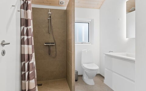 Zelma - 1.5Km from the Sea: Gulvbelægning, Etage, Væg, Træ, Sanitærarmatur, Indretning, Badeværelse, Loft, Toilet, Værelse
