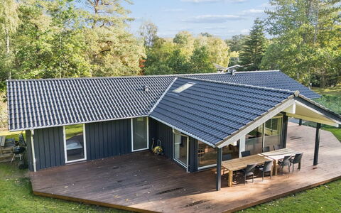 Zelma - 1.5Km from the Sea: Træ, Tag, Hjem, Sommerhus, Sidespor, Garden Bygninger, Skygge, Estate, Veranda, Gård
