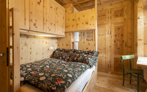 Kuerc Design Mountain Home: Træ, Indretning, Gulvbelægning, Etage, Soveværelse, Loft, Bejdse, Værelse, Seng, Hårdttræ