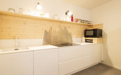 Kuerc Design Mountain Home: Gulvbelægning, Indretning, Træ, Countertop, Køkken, Etage, Cabinetry, Møbel, Loft, Belysning