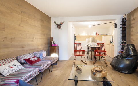Kuerc Design Mountain Home: Møbel, Indretning, Gulvbelægning, Væg, Etage, Træ, Loft, Couch, Værelse, Stue