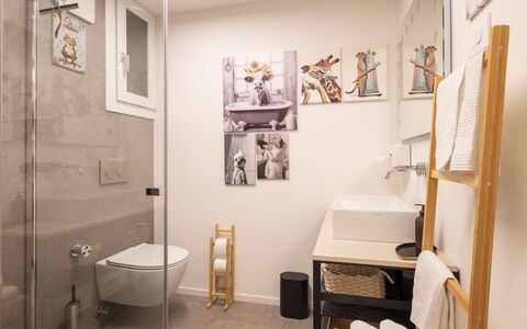 Kuerc Design Mountain Home: Indretning, Gulvbelægning, Væg, Etage, Sanitærarmatur, Badeværelse, Træ, Toilet, Loft, Belysning