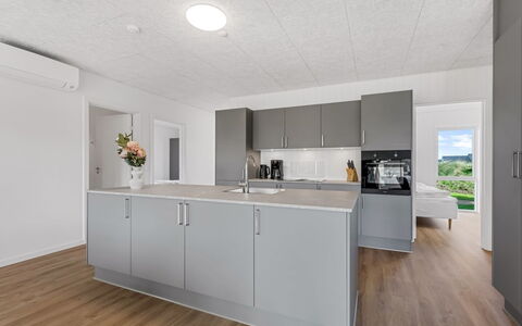 Fita - 450M from the Sea: Gulvbelægning, Etage, Træ, Indretning, Loft, Trægulve, Køkken, Countertop, Cabinetry, Værelse