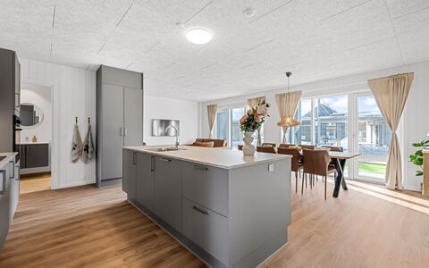 Fita - 450M from the Sea: Gulvbelægning, Træ, Etage, Trægulve, Indretning, Loft, Møbel, Køkken, Countertop, Laminat Gulv