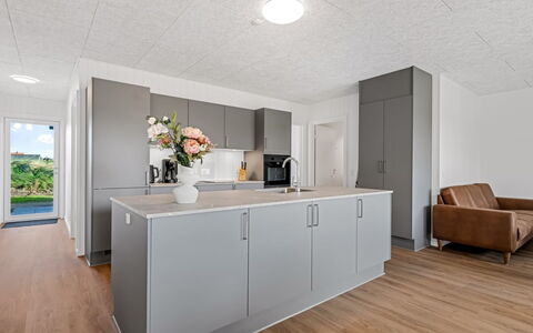 Fita - 450M from the Sea: Gulvbelægning, Køkken, Indretning, Træ, Countertop, Etage, Loft, Cabinetry, Møbel, Køkken Apparat