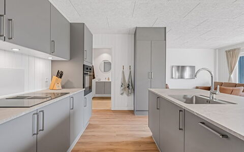 Fita - 450M from the Sea: Køkken, Countertop, Gulvbelægning, Træ, Etage, Indretning, Køkken Apparat, Loft, Større Bandage, Møbel