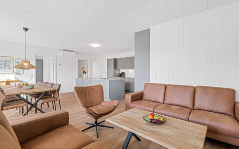 Fita - 450M from the Sea: Gulvbelægning, Indretning, Etage, Møbel, Træ, Loft, Trægulve, Værelse, Couch, Stue