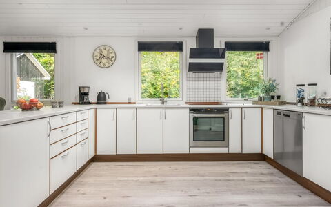 Nanook - from the Sea: Gulvbelægning, Køkken, Træ, Countertop, Indretning, Cabinetry, Etage, Større Bandage, Køkken Apparat, Trægulve