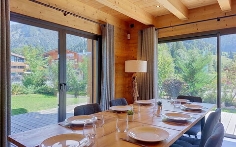 L'Aigle Blanc: Træ, Tag, Sommerhus, Bjælkehytte, Estate, Bjælke, Tømmer, Veranda, Design, Hårdttræ