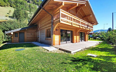 L'Aigle Blanc: Træ, Tag, Sommerhus, Bjælkehytte, Estate, Bjælke, Tømmer, Veranda, Design, Hårdttræ
