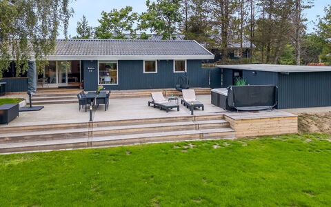 Dirtje - 850M from the Sea: Hjem, Tag, Arkitektur, Hus, Land Lot, Sommerhus, Skygge, Estate, Sidespor, Gård