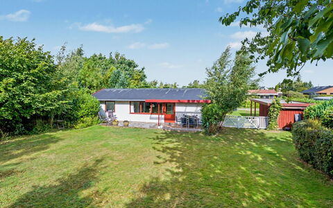 Mea - 750M from the Sea: Græs, Busk, Hus, Tag, Hjem, Have, Sommerhus, Bunddække, Lawn