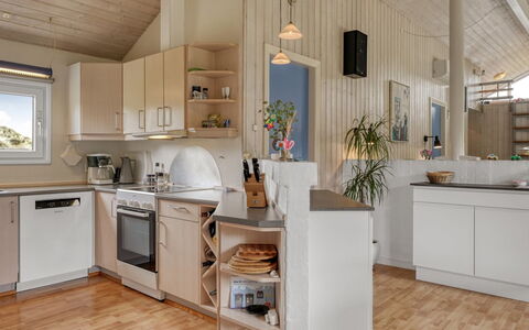 Aderice - 1.6Km from the Sea: Køkken, Møbel, Countertop, Indretning, Køkken Apparat, Gulvbelægning, Træ, Loft, Cabinetry, Større Bandage