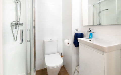 Caribe: Badeværelse, Sanitærarmatur, Indretning, Gulvbelægning, Toiletbræt, Etage, Toilet, Vvs, Håndvask, Værelse