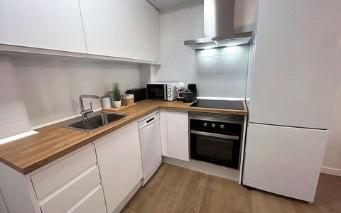Caribe: Køkken Apparat, Køkken, Større Bandage, Gulvbelægning, Countertop, Træ, Cabinetry, Husholdningsapparat, Etage, Indretning
