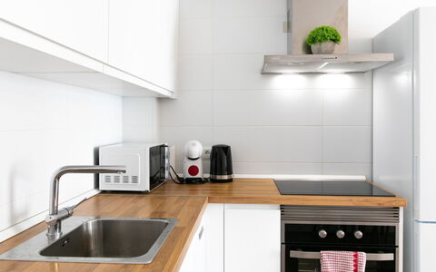 Caribe: Køkken Apparat, Køkken, Countertop, Gulvbelægning, Møbel, Større Bandage, Cabinetry, Indretning, Husholdningsapparat, Træ