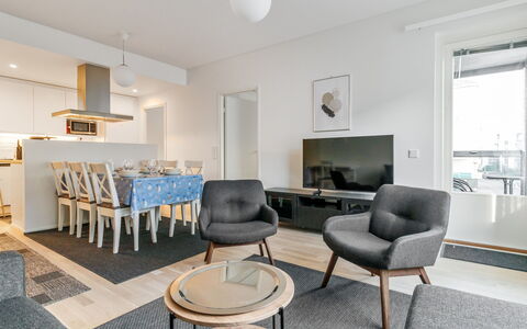 Levihonka 13: Møbel, Indretning, Gulvbelægning, Etage, Træ, Loft, Værelse, Bord, Stol, Stue