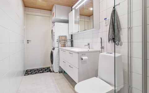 Levihonka 13: Gulvbelægning, Etage, Sanitærarmatur, Indretning, Toilet, Håndvask, Toiletbræt, Badeværelsesskab, Badeværelse, Vvs