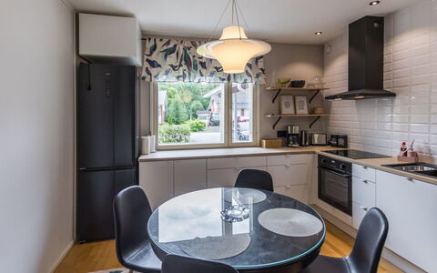 Artunkuja: Møbel, Indretning, Lysarmatur, Gulvbelægning, Loft, Træ, Køkken, Etage, Countertop, Cabinetry
