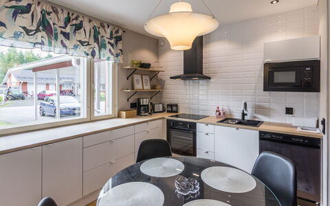 Artunkuja: Indretning, Lysarmatur, Møbel, Loft, Gulvbelægning, Træ, Countertop, Køkken, Belysning, Etage