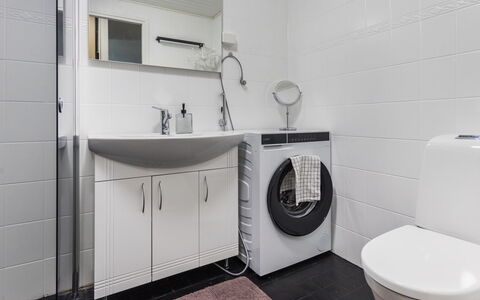 Artunkuja: Gulvbelægning, Indretning, Sanitærarmatur, Etage, Håndvask, Badeværelse, Toilet, Badeværelsesskab, Toiletbræt, Badeværelsesvask