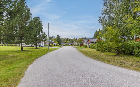 Artunkuja: Vejbelægning, Vej, Boligområde, Asfalt, Busk, Hjem, Landskab, Land Lot, Færdselsåre, Menneskelig Bosættelse