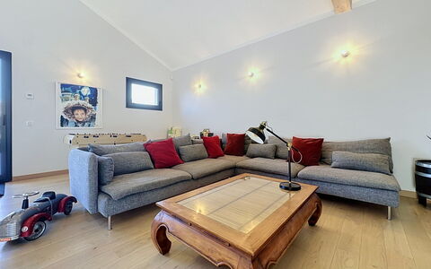 La Plaine-Sur-Mer 801: Couch, Indretning, Møbel, Gulvbelægning, Stue, Træ, Etage, Loft, Hjem