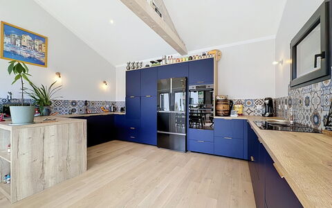 La Plaine-Sur-Mer 801: Indretning, Gulvbelægning, Køkken, Møbel, Træ, Cabinetry, Etage, Countertop, Loft, Trægulve