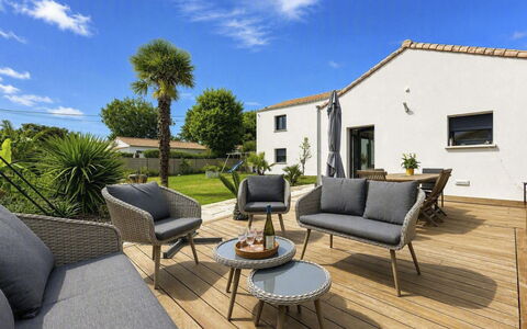 La Plaine-Sur-Mer 801: Møbel, Udendørs Møbler, Stol, Udendørs Bord, Have, Skygge, Gårdhave, Backyard, Dæk, Gård