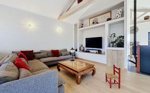 La Plaine-Sur-Mer 801: Møbel, Indretning, Couch, Gulvbelægning, Træ, Loft, Etage, Stue, Værelse, Belysning
