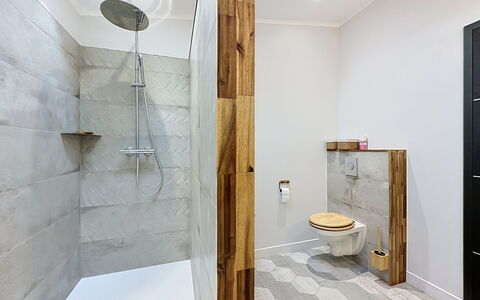 La Plaine-Sur-Mer 801: Gulvbelægning, Væg, Etage, Træ, Sanitærarmatur, Indretning, Flise, Badeværelse, Toilet, Kompositmateriale