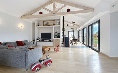 La Plaine-Sur-Mer 801: Møbel, Indretning, Gulvbelægning, Træ, Loft, Etage, Couch, Trægulve, Stue, Belysning
