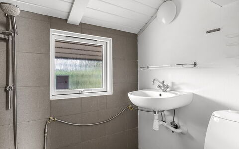 Dior - 800M from the Sea: Sanitærarmatur, Badeværelse, Gulvbelægning, Etage, Loft, Indretning, Toilet, Vvs, Håndvask, Tap