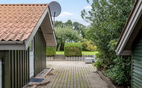Dior - 800M from the Sea: Tag, Arkitektur, Hjem, Busk, Hus, Boligområde, Sidespor, Sommerhus, Skygge, Have