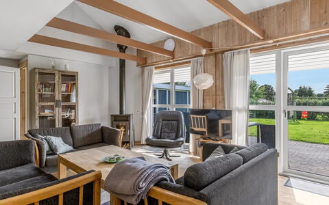 Helrun - 800M from the Sea: Møbel, Indretning, Gulvbelægning, Etage, Træ, Couch, Loft, Trægulve, Værelse, Stue