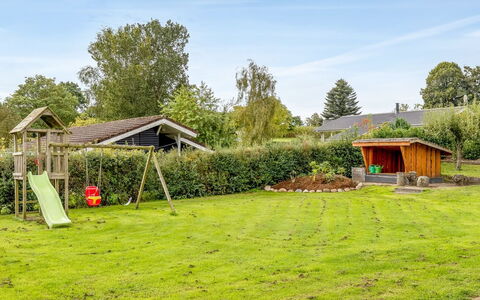 Helrun - 800M from the Sea: Græs, Have, Busk, Land Lot, Lawn, Bunddække, Backyard, Skygge, Landscaping